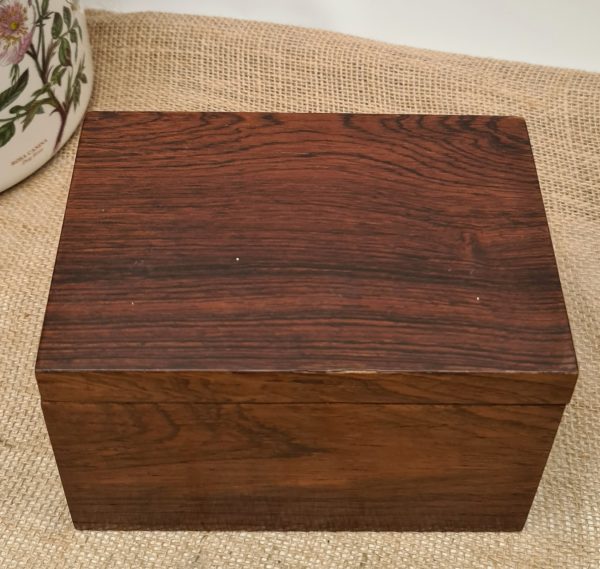 Edwardian Rosewood Veneered Jewellery or Trinket Box With Internal Storage Tray Divided Into Two Sections. Measures 19cm wide by 12cm tall by 13cm deep